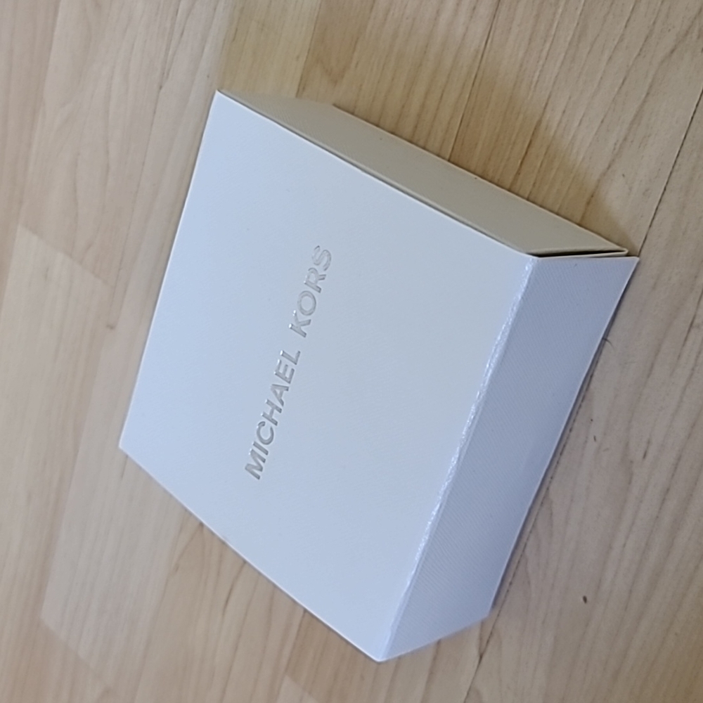 Michael kors Magnetic White jewelry 4 1/2"×4 1/2" Gift Box